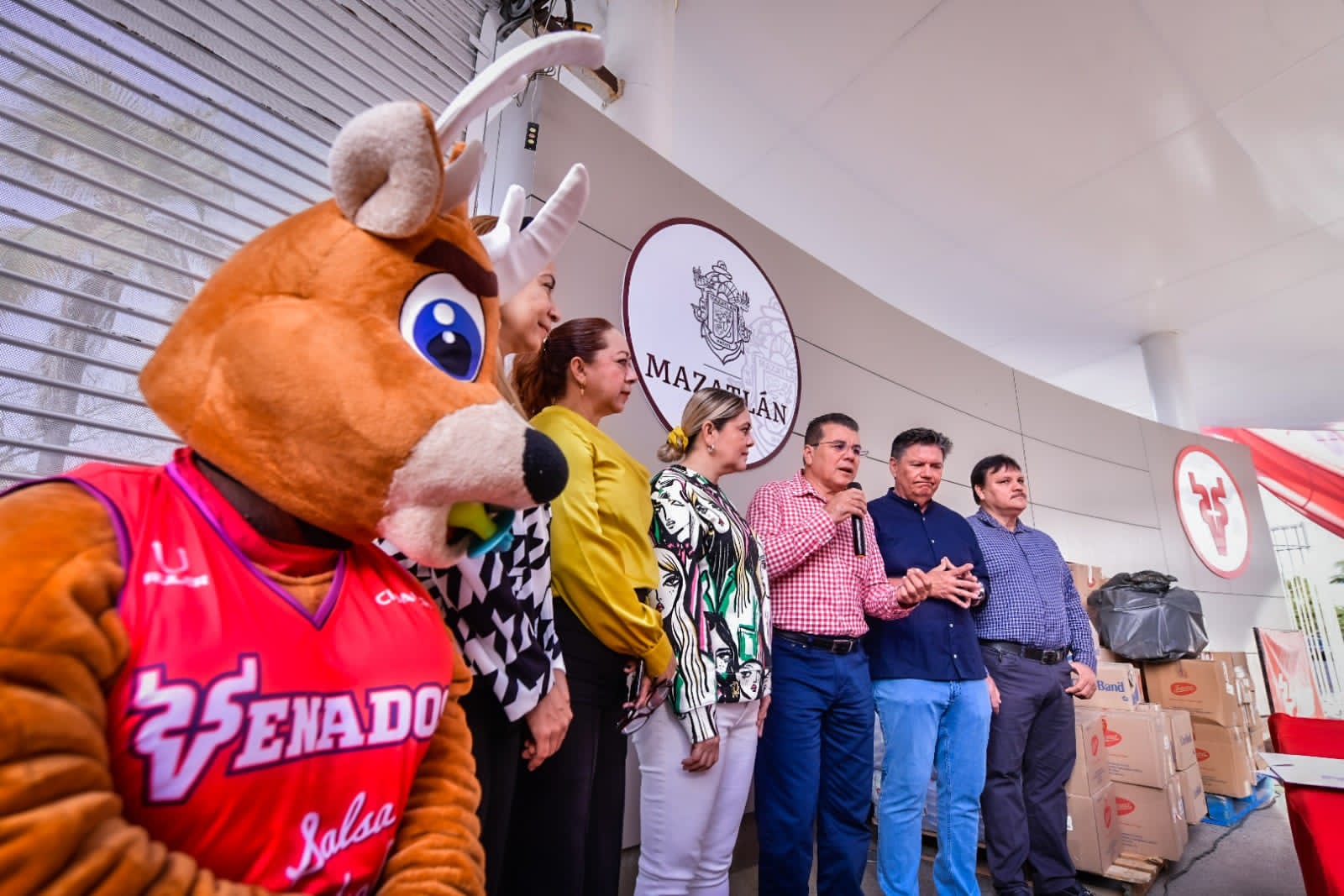 Recibe DIF Mazatlán donativo en material de curación por parte Club Venados de Mazatlán