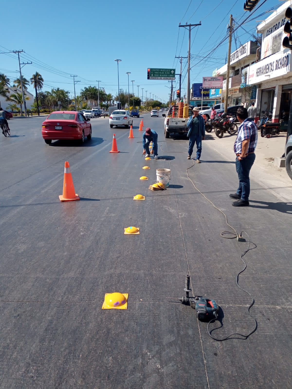 Obras públicas contribuye a la seguridad vial con la instalación de boyas en la Avenida Gabriel Leyva