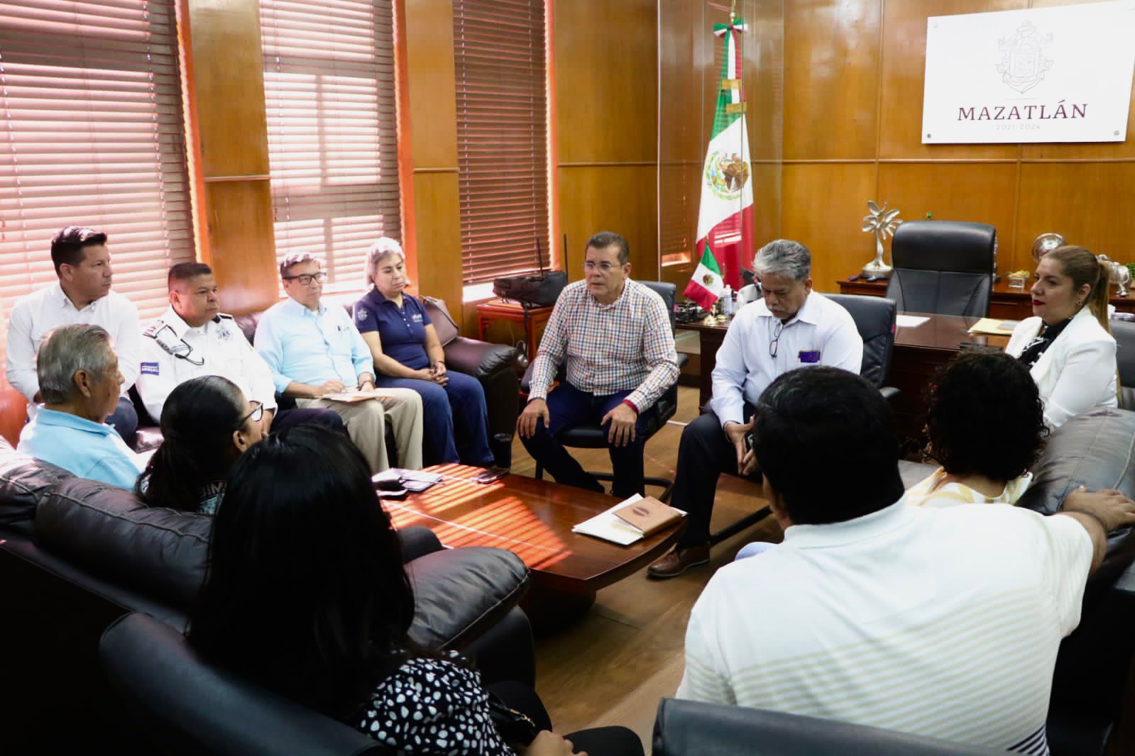 Establecen mesa de trabajo para toma de acuerdos con los comerciantes inconformes con por el carril preferencial
