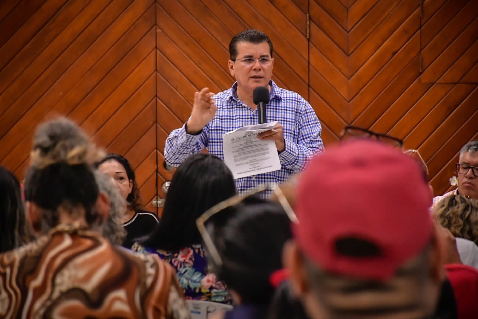 Vecinos de la colonia Azteca son atendidos por autoridades municipales