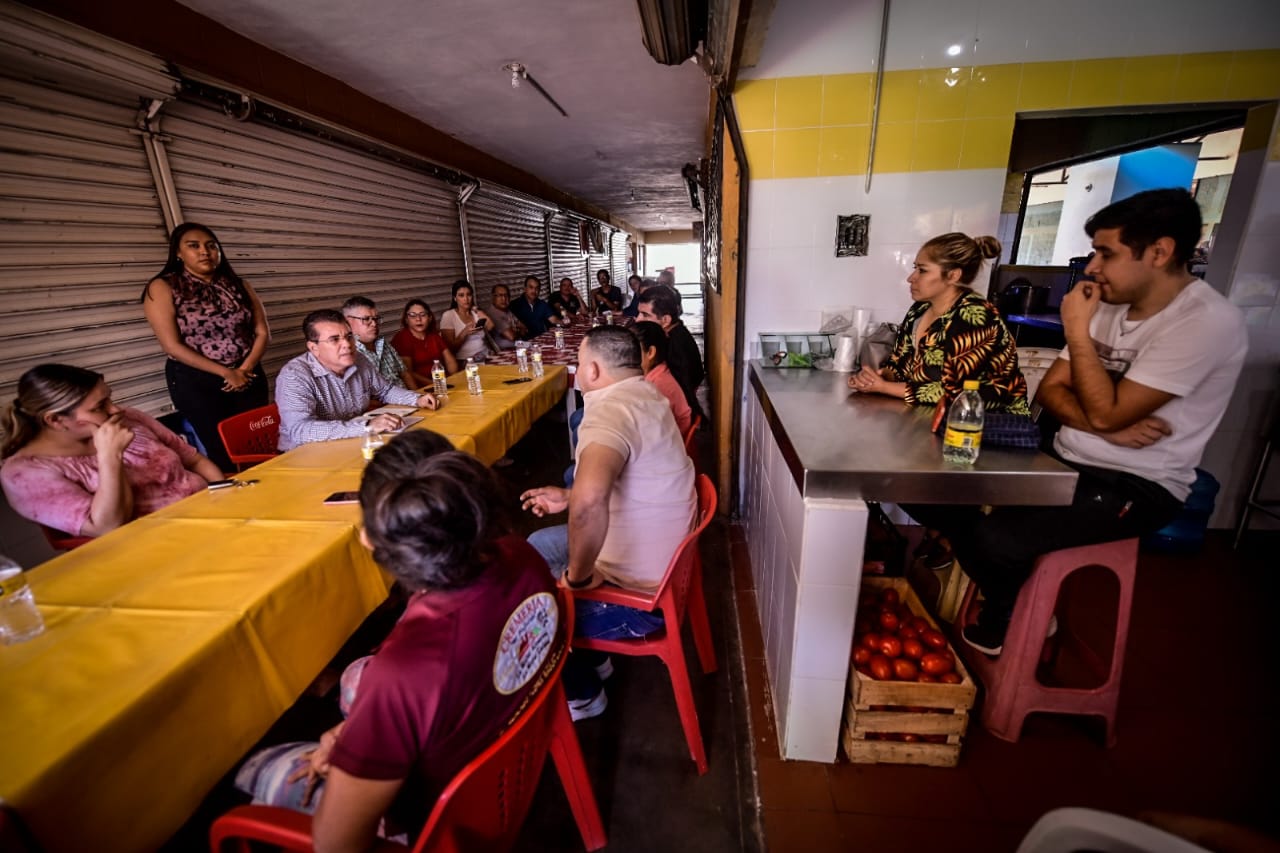 Socializa alcalde el alcalde proyecto del PMU con locatarios del mercado municipal Flores Magón