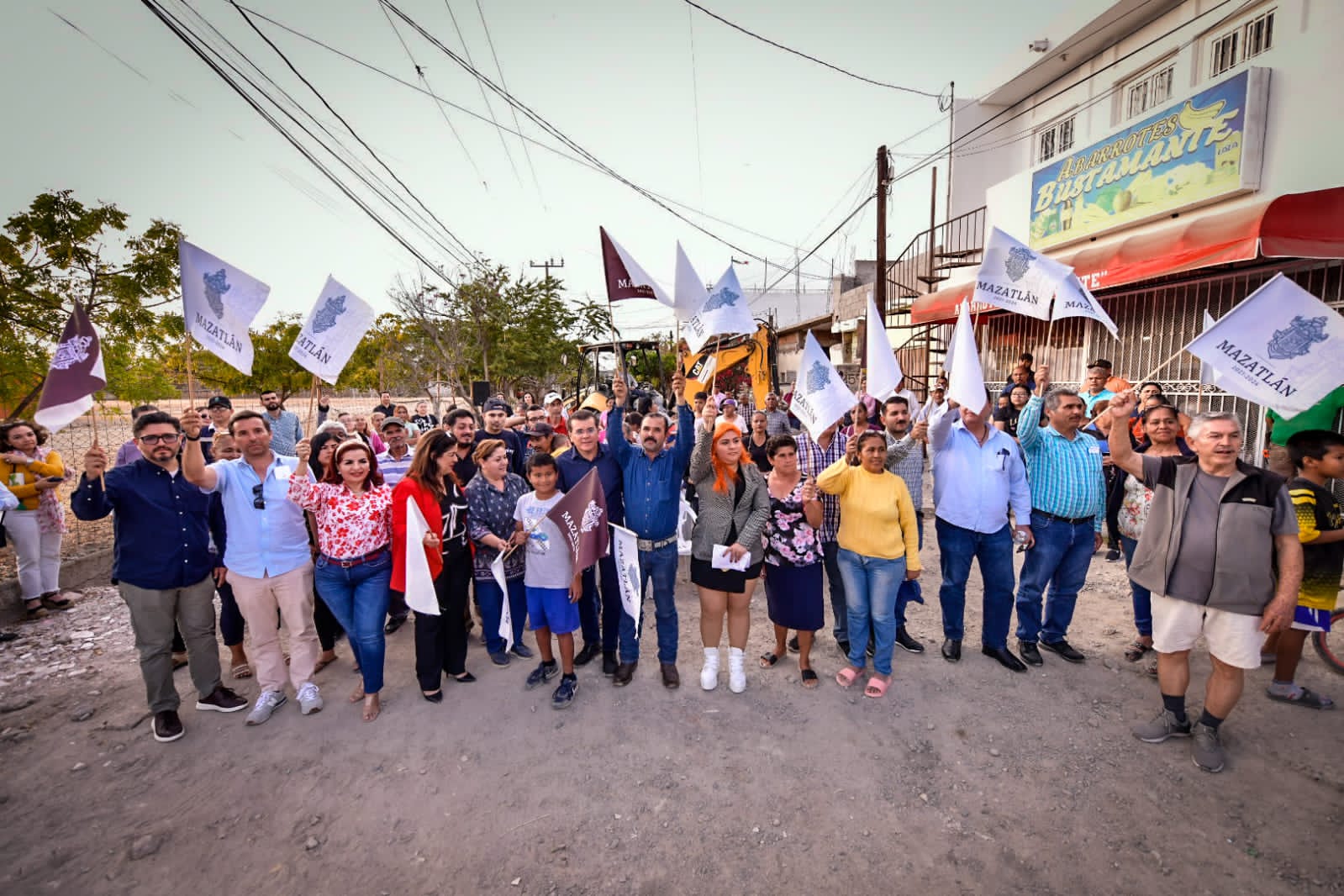 Avanza la transformación de la colonia Estero con obras de pavimentación