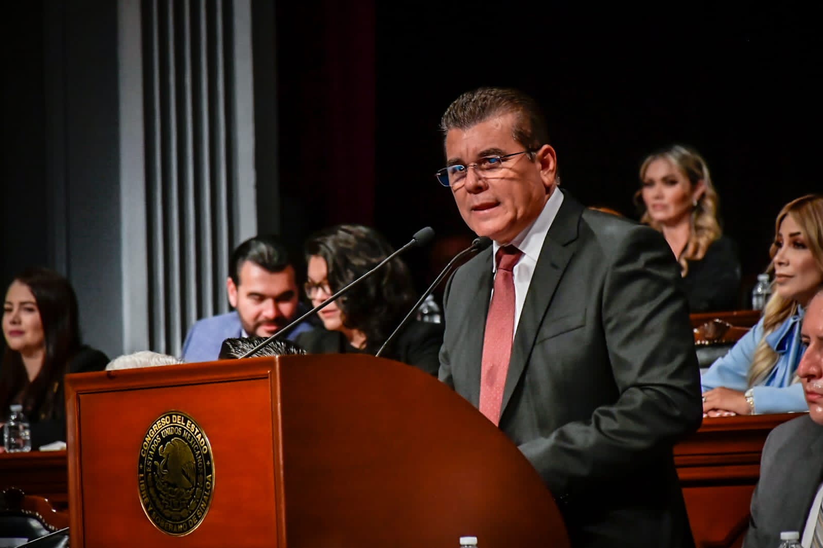 Congreso del Estado traslada poderes a Mazatlán en Sesión Solemne.