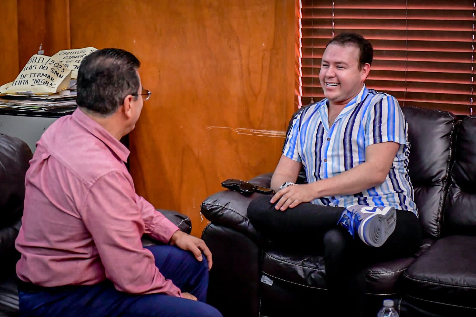 Héctor Limón listo para consentir a las mamás mazatlecas.