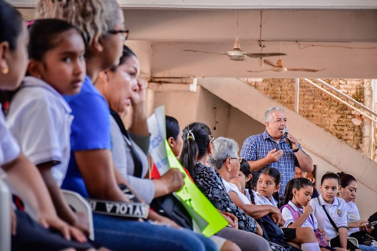 Ofrece Edgar González gestión y apoyo a la comunidad educativa de la primaria Sixto Osuna.