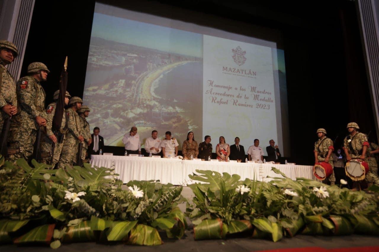 Rinden homenaje a docentes con tres décadas de trayectoria.