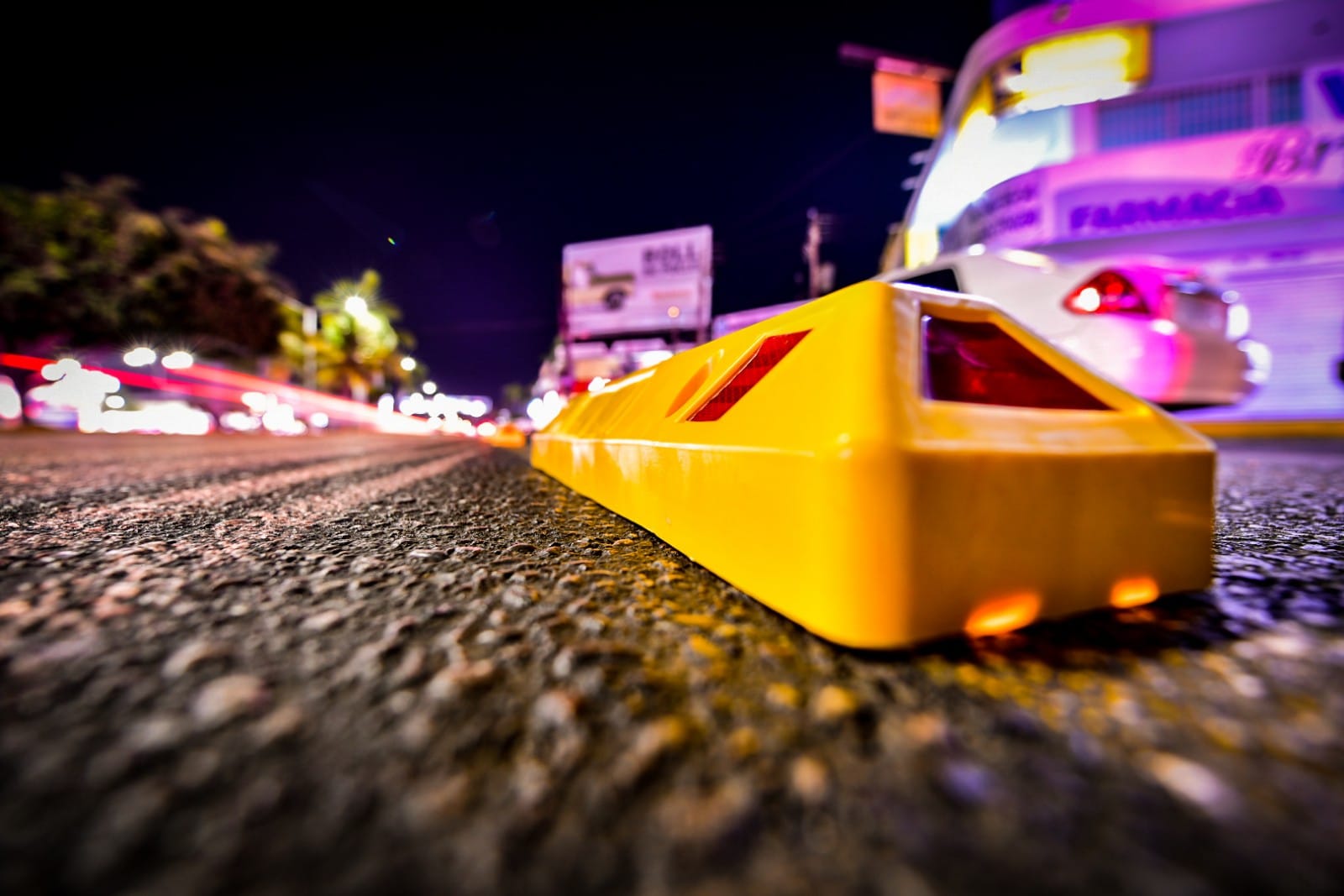 Atiende Obras Públicas desprendimiento de delimitadores del carril preferencial.