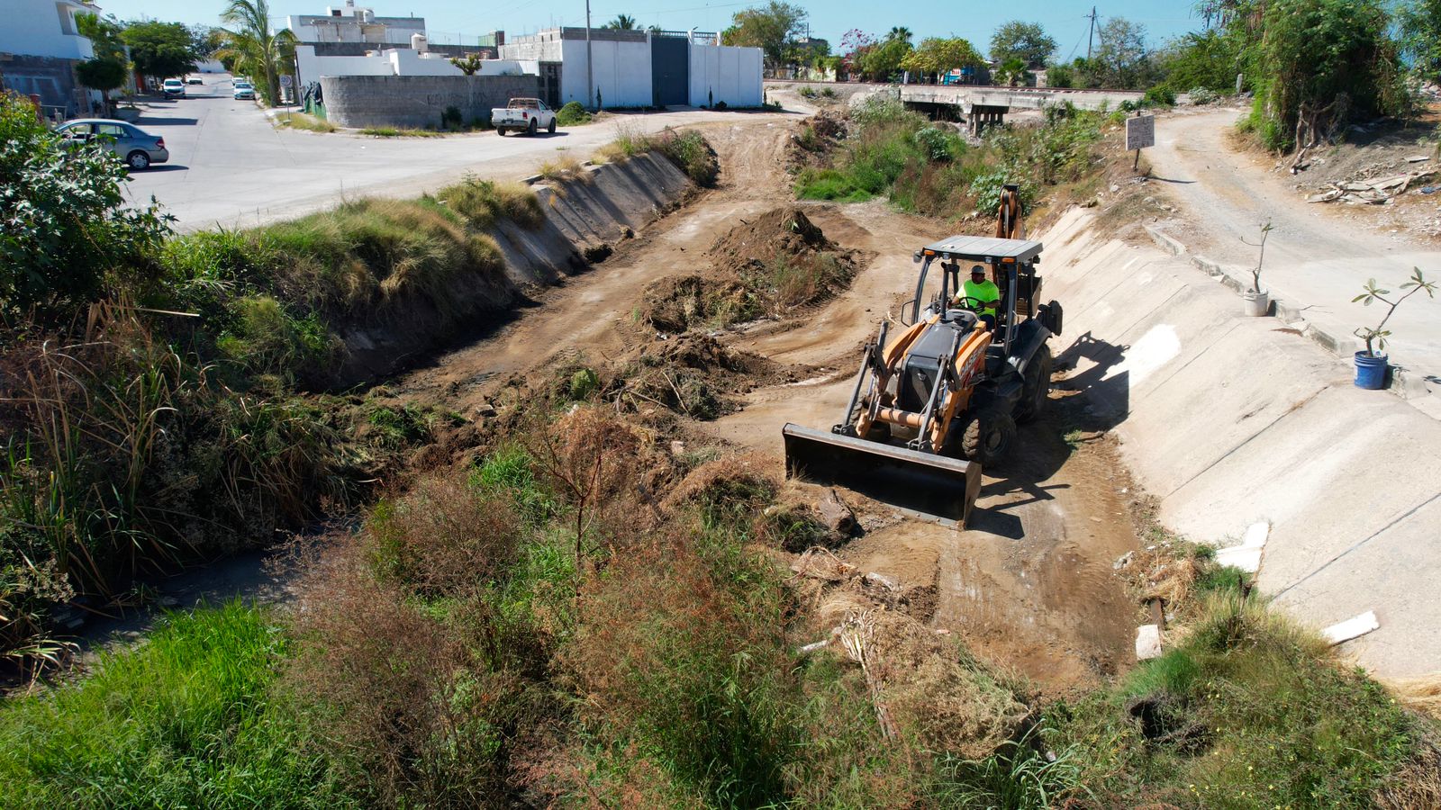 Obras públicas, intensifica limpieza de canales pluviales en la ciudad.