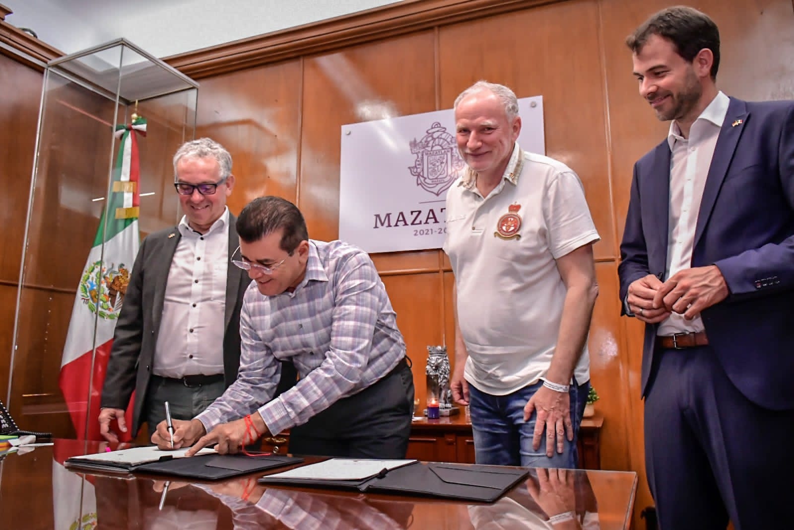 Refrendan hermanamiento gobiernos de Hamm y Mazatlán.
