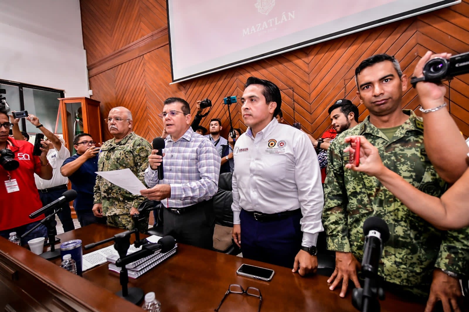 Edgar González toma protesta al Consejo Municipal de Protección Civil.