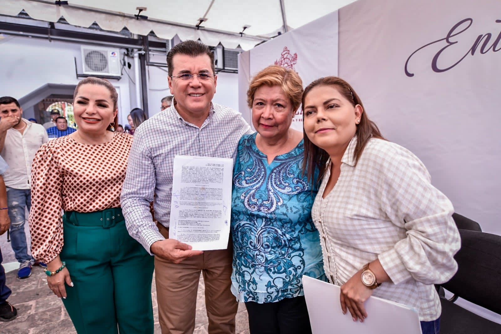 110 familias obtienen certeza jurídica al recibir la escritura de su vivienda.