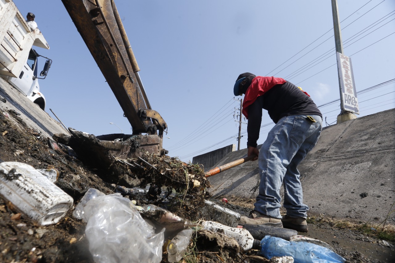Ayuntamiento a través de Servicios Públicos retiró 13.5 toneladas de basura a lo largo del canal de avenida Francisco Solís
