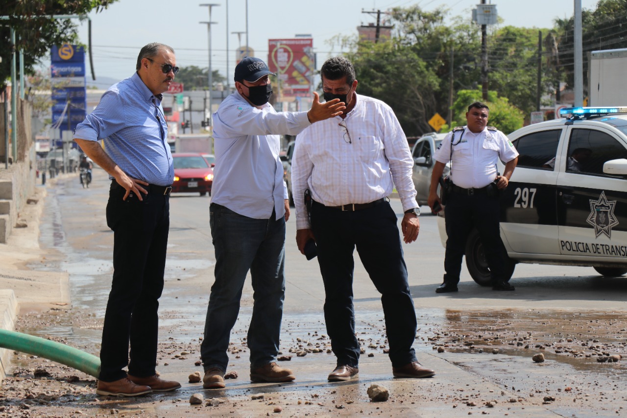 Trabaja JUMAPAM en reparación de fuga Se rompe durante la noche línea de presión de 24 pulgadas y afecta el abasto de agua en varias colonias
