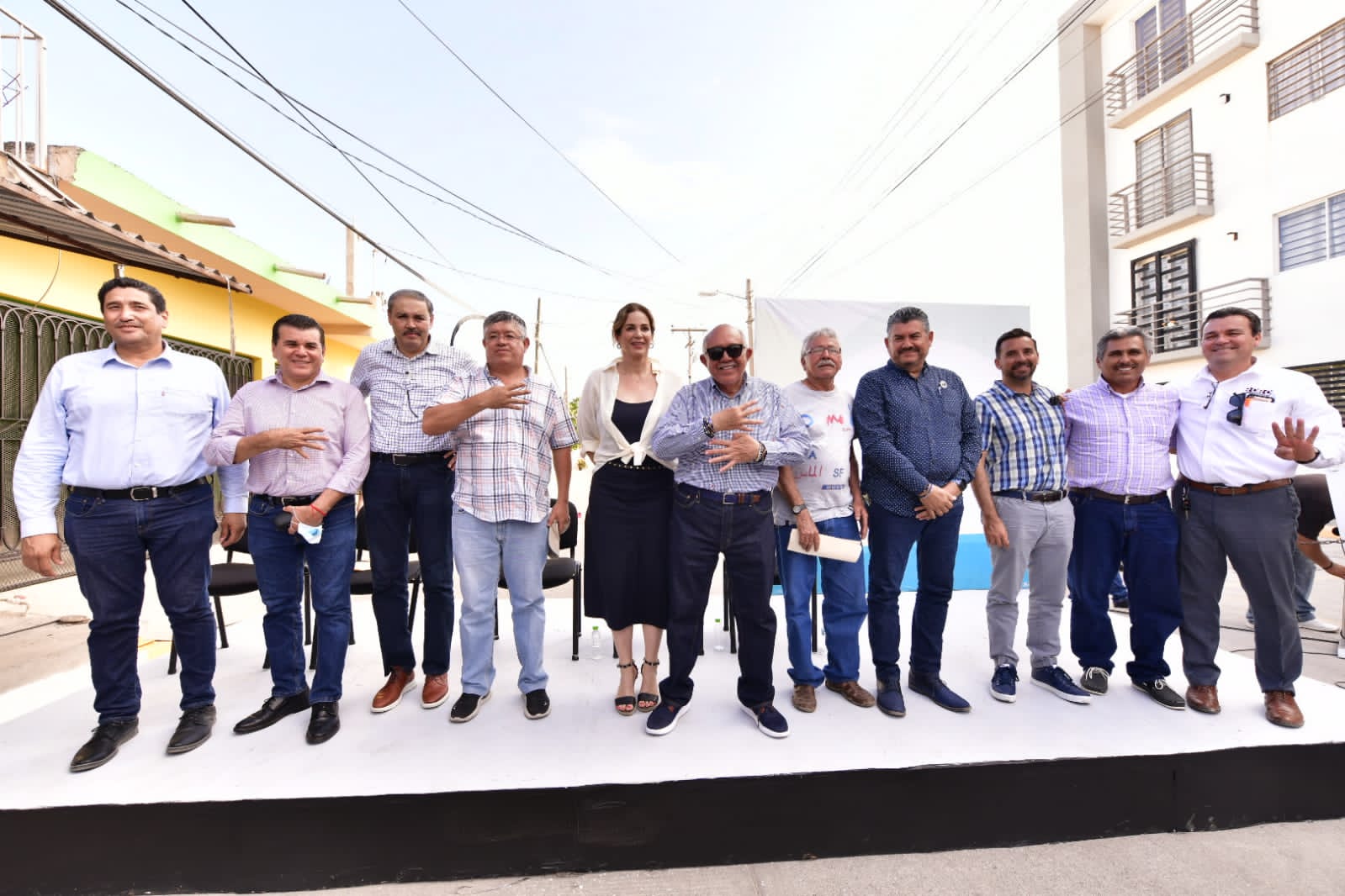 El Alcalde de Mazatlán entrega obra de pavimentación en la Flores Magón por más de 3.4 MDP