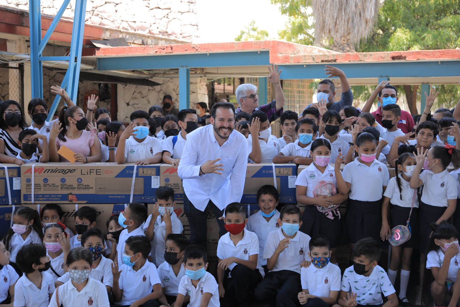Gobierno de Mazatlán cumple y entrega 5 minisplits a primaria de Urías
