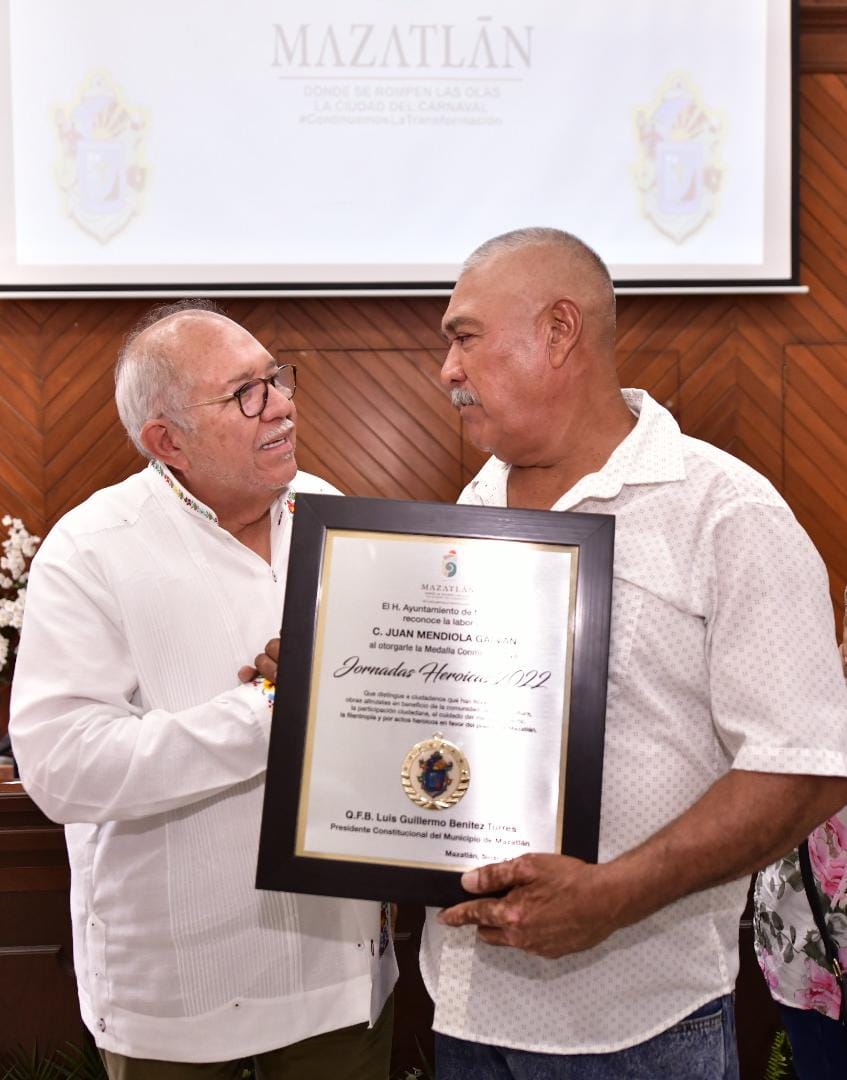 Recibe Don Juan, Medalla Conmemorativa “Jornadas Heroicas”